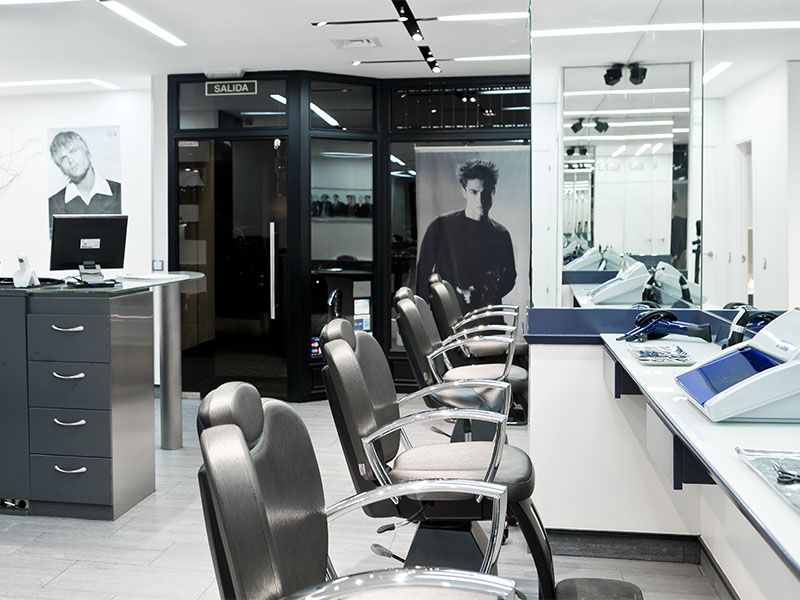 Sillones de peluquería y barbería en Júcaro Madrid