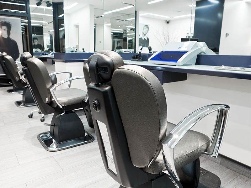 Detalle del salón Júcaro con sillones de barbero