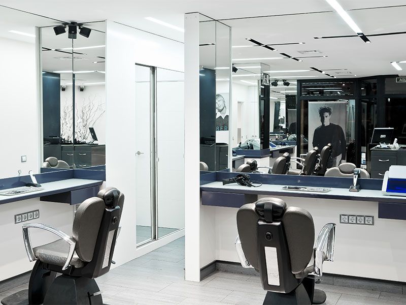 Vista interior del salón Júcaro con sillones de barbero